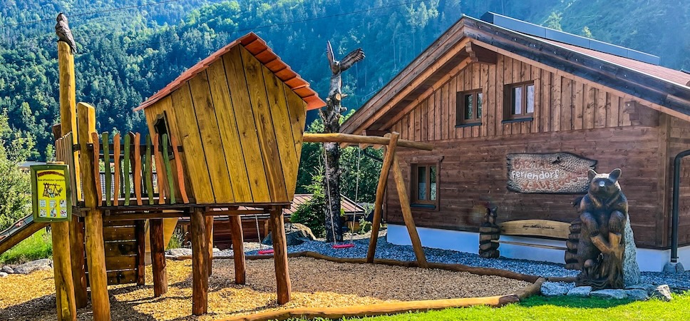 https://www.x-alplodges.at/wp-content/uploads/sites/2/2025/06/2025-Spielplatz-968x450_1.jpg