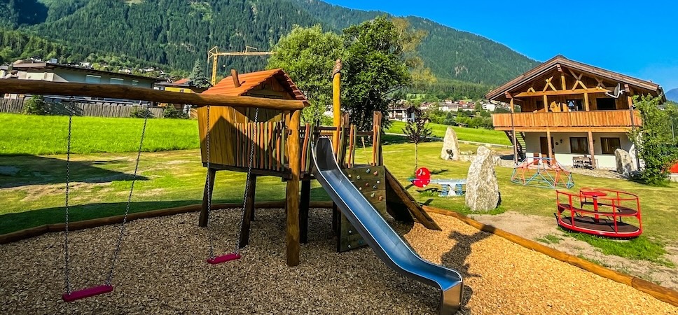https://www.x-alplodges.at/wp-content/uploads/sites/2/2025/06/2025-Spielplatz-968x450_3.jpg