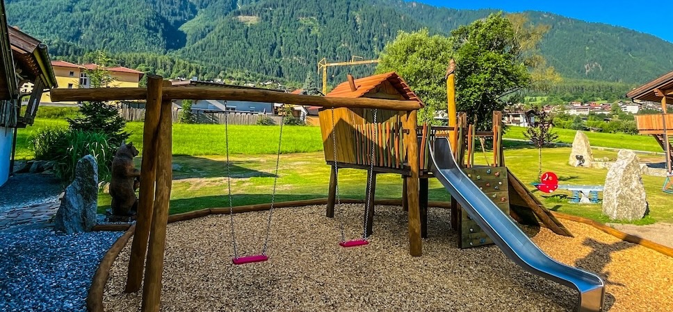 https://www.x-alplodges.at/wp-content/uploads/sites/2/2025/06/2025-Spielplatz-968x450_4.jpg
